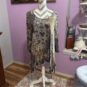 Cable & Gauge Elegant Black and Gold Tunic